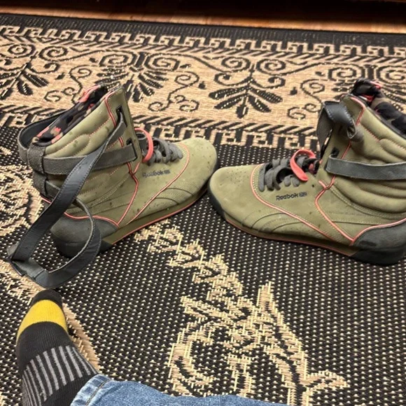 Reebok High-Top Sneakers with Straps women’s size 8.5 - Picture 2 of 9